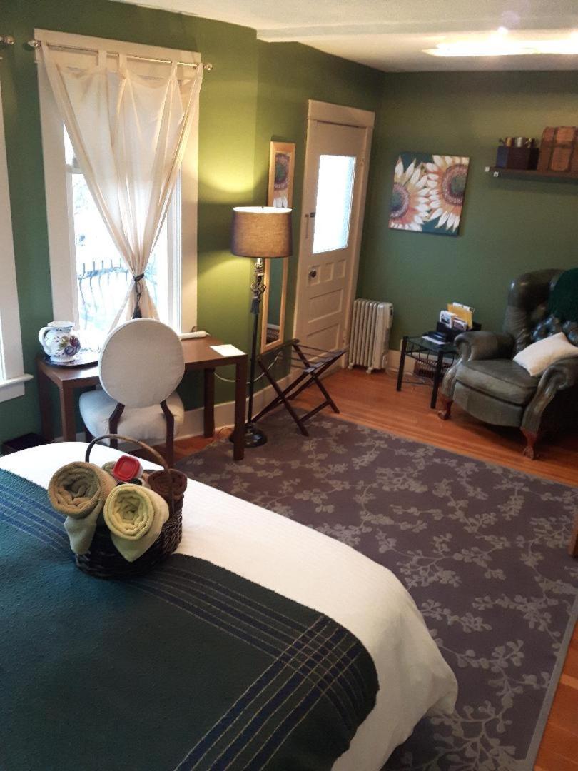 River Lee Executive Bed And Breakfast YYC Exterior foto